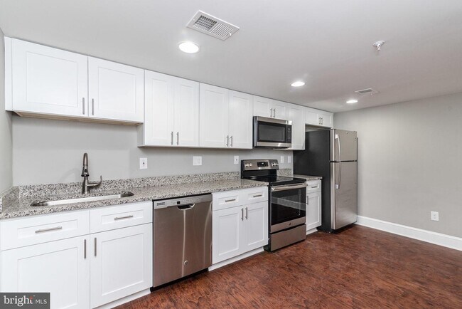 108 W Saratoga St in Baltimore, MD - Building Photo - Building Photo