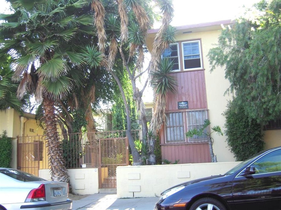 5563 W Pico Blvd in Los Angeles, CA - Building Photo