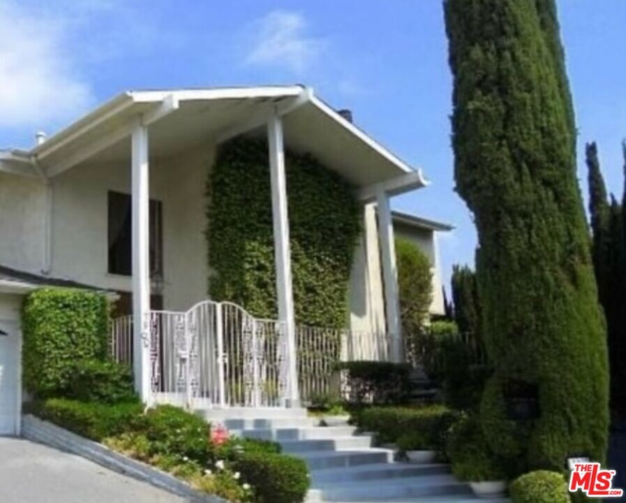 7900 Zeus Dr in Los Angeles, CA - Building Photo