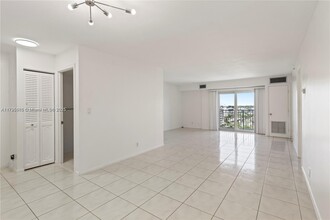 3215 S Ocean Blvd in Highland Beach, FL - Foto de edificio - Building Photo