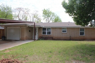 832 E Rose Dr in Midwest City, OK - Foto de edificio - Building Photo