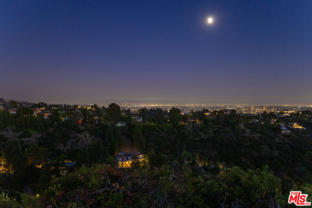 2516 Roscomare Rd in Los Angeles, CA - Foto de edificio