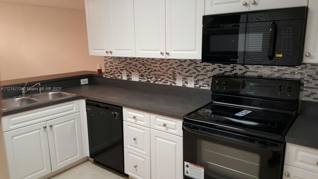155 NW 96th Ter, Unit 104 in Pembroke Pines, FL - Building Photo