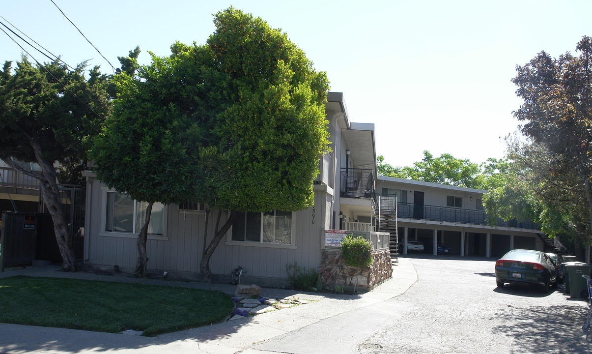 1590 Frisbie Ct in Concord, CA - Foto de edificio