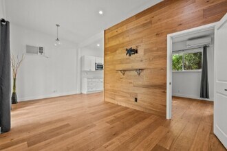 23034 Burbank Blvd in Los Angeles, CA - Building Photo - Building Photo