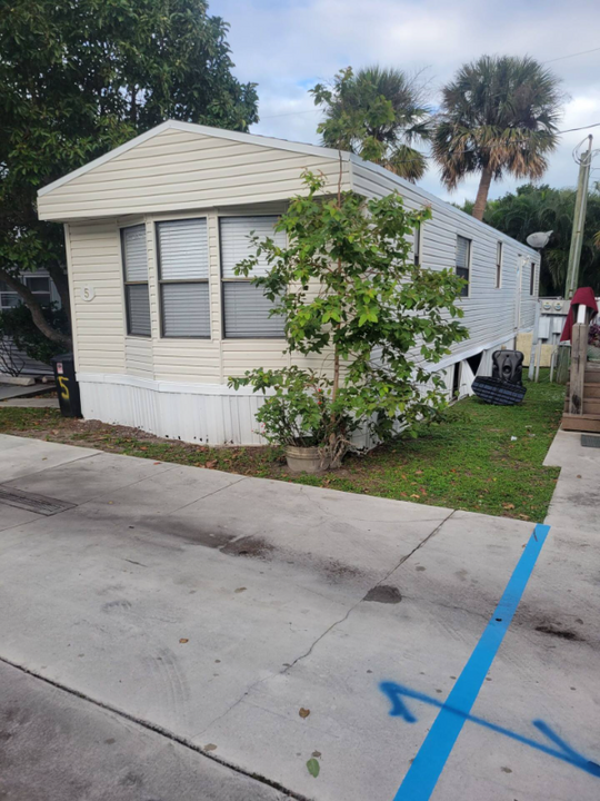 2423 NE Palm Ave in Jensen Beach, FL - Building Photo