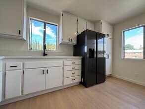 6079 La Prada St in Los Angeles, CA - Foto de edificio - Building Photo