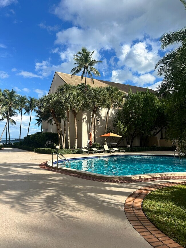 540 Brickell Key Dr, Unit 1721 in Miami, FL - Building Photo - Building Photo