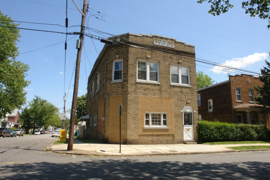 566 Jacques St in Perth Amboy, NJ - Building Photo