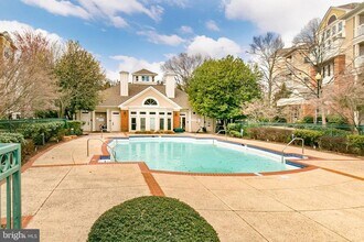 2204 Westcourt Ln in Herndon, VA - Building Photo - Building Photo