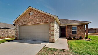 9920 Rattlesnake Ln in Yukon, OK - Building Photo