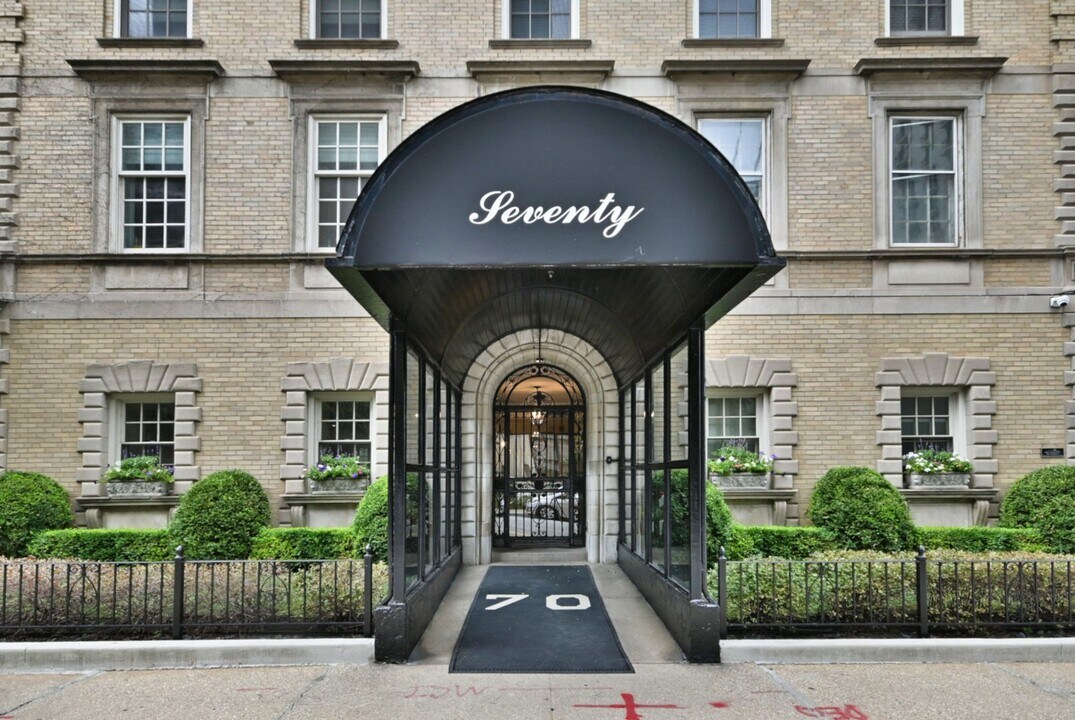 70 E Scott St in Chicago, IL - Building Photo