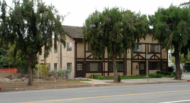 13156 Riverside Dr in Sherman Oaks, CA - Building Photo - Building Photo