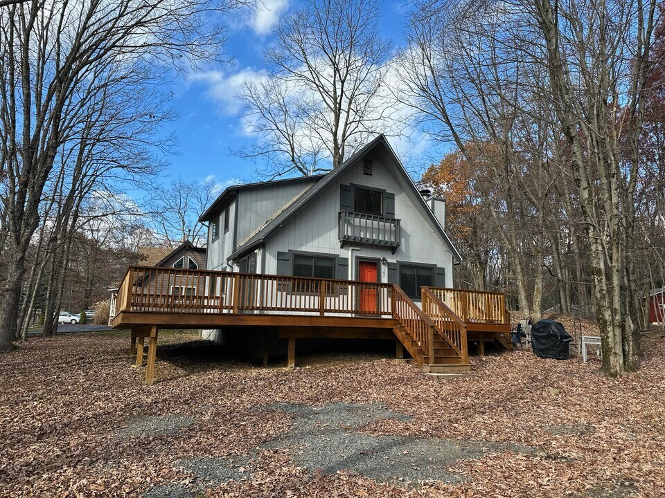 142 Motega Dr in Albrightsville, PA - Building Photo