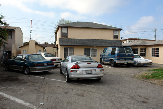 4014-4020 W 102nd St in Inglewood, CA - Foto de edificio - Building Photo