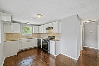 2705 Hughes Rd in Dickinson, TX - Building Photo - Building Photo