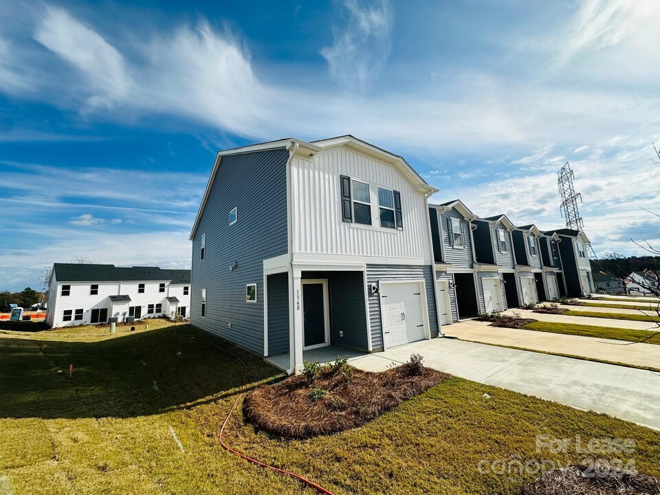 1360 Fallen Acorn Ln in Concord, NC - Building Photo