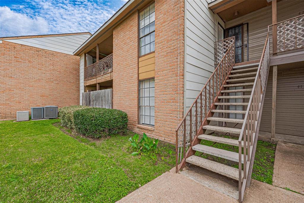 9090 S Braeswood Blvd in Houston, TX - Building Photo