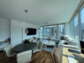 757 N Orleans St, Unit 1206 in Chicago, IL - Foto de edificio - Building Photo