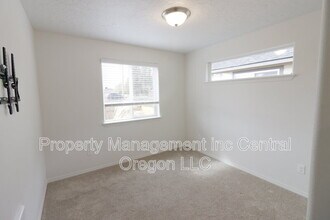 3288 NW 10th St in Redmond, OR - Building Photo - Building Photo