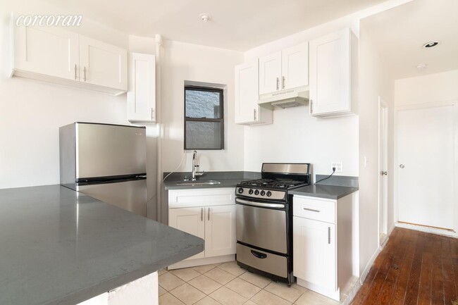 410 W 36th St-Unit -: 3Fe in New York, NY - Building Photo - Building Photo