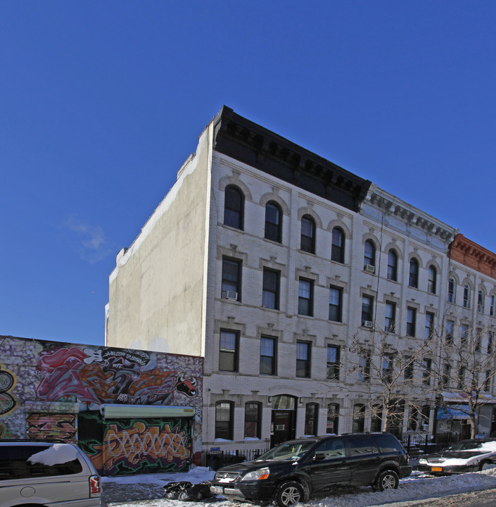 276 Irving Ave in Brooklyn, NY - Building Photo