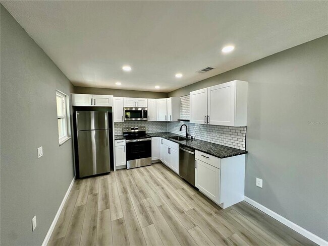 460 Base Ave E in Venice, FL - Building Photo - Building Photo