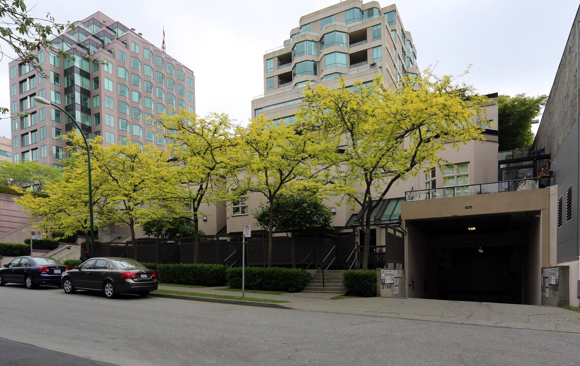 1356-1366 W 8th Ave in Vancouver, BC - Building Photo