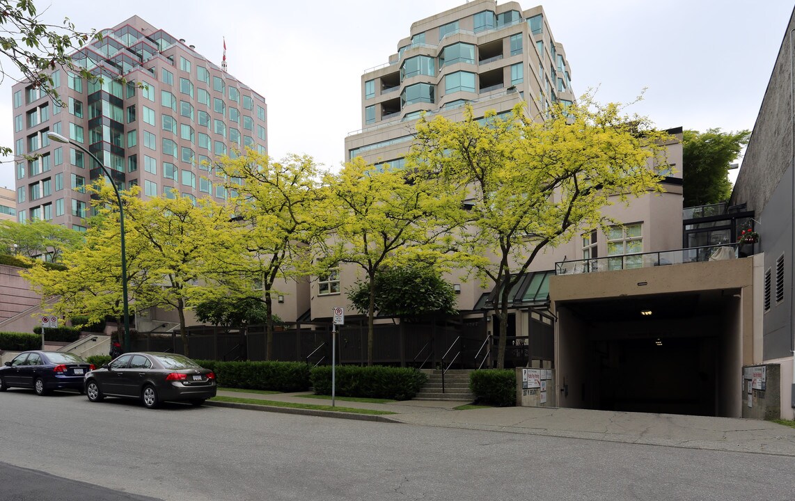 1356-1366 W 8th Ave in Vancouver, BC - Building Photo