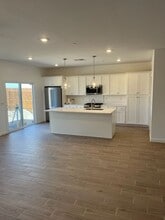 2496 W Claridge Way in Hanford, CA - Building Photo - Building Photo