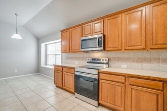 624 Horn St in Crowley, TX - Foto de edificio - Building Photo