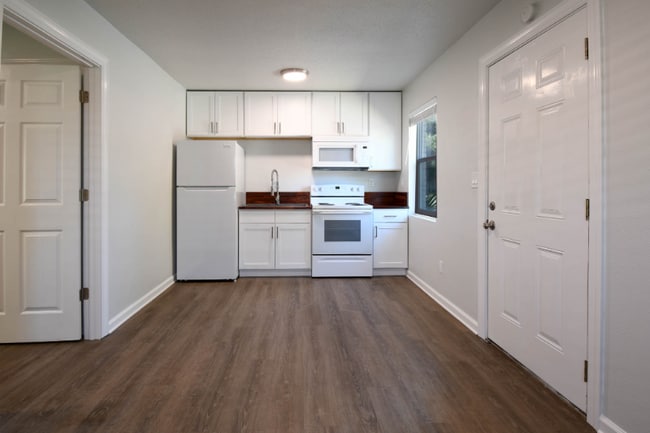 5094 J E L Dr in Long Beach, MS - Foto de edificio - Building Photo