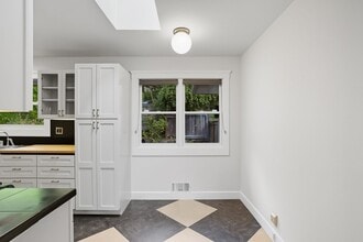 4125 SW Dosch Rd in Portland, OR - Building Photo - Building Photo