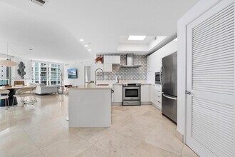 200 Sunny Isles Blvd in Sunny Isles Beach, FL - Building Photo - Building Photo