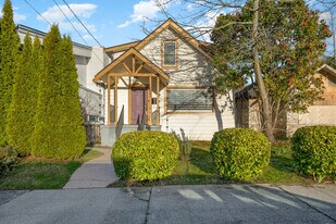 8040 16th Ave NE in Seattle, WA - Building Photo