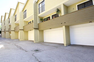 The Waltonia Townhouse Apartments in Montrose, CA - Building Photo - Building Photo