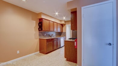 66 Chestnut Way in Englishtown, NJ - Building Photo - Building Photo