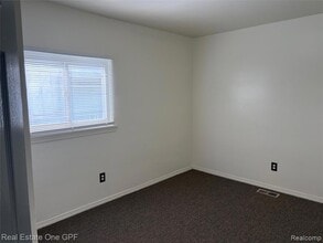 14960 Alberta Ave, Unit 805 in Warren, MI - Foto de edificio - Building Photo