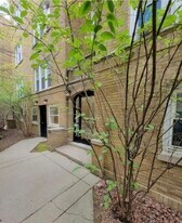 685 1/2 W Wrightwood Ave in Chicago, IL - Building Photo