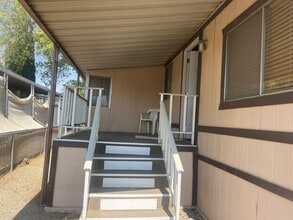 5711 Columbia Way in Lancaster, CA - Foto de edificio - Building Photo