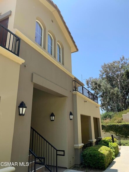 493 Country Club Dr, Unit 227 in Simi Valley, CA - Building Photo