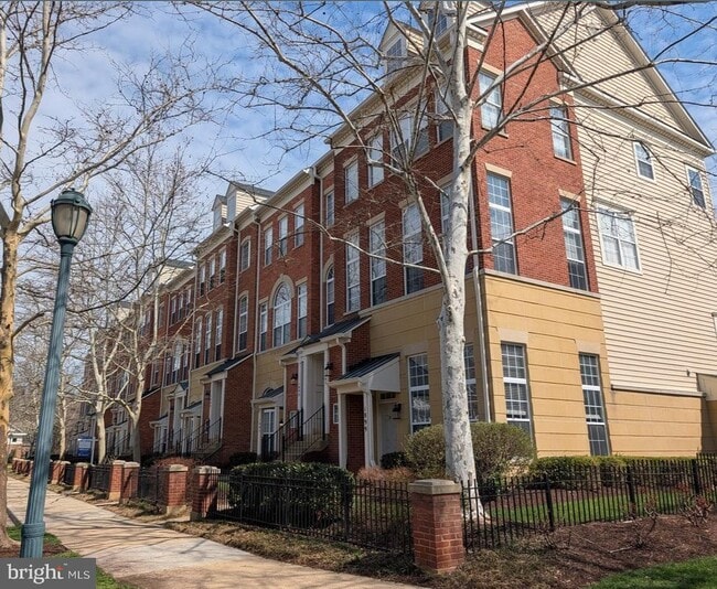 1891 Crescent Park Dr in Reston, VA - Building Photo - Building Photo