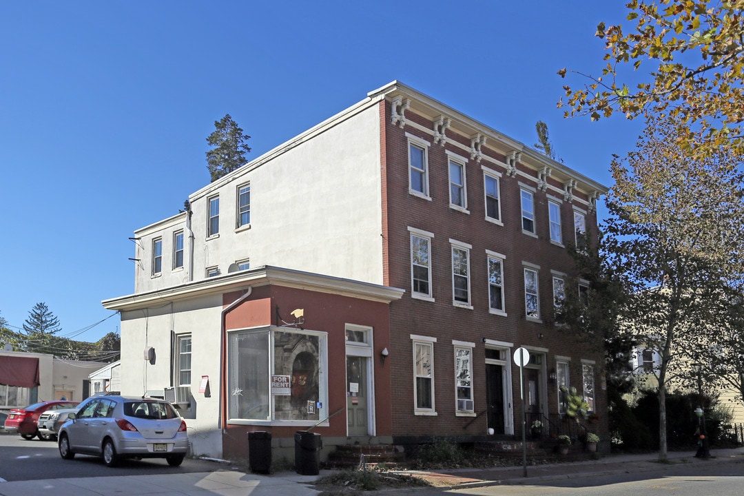 346 Farnsworth Ave in Bordentown, NJ - Building Photo