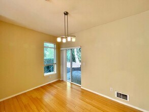 18003 NE 93rd Ct in Redmond, WA - Foto de edificio - Building Photo