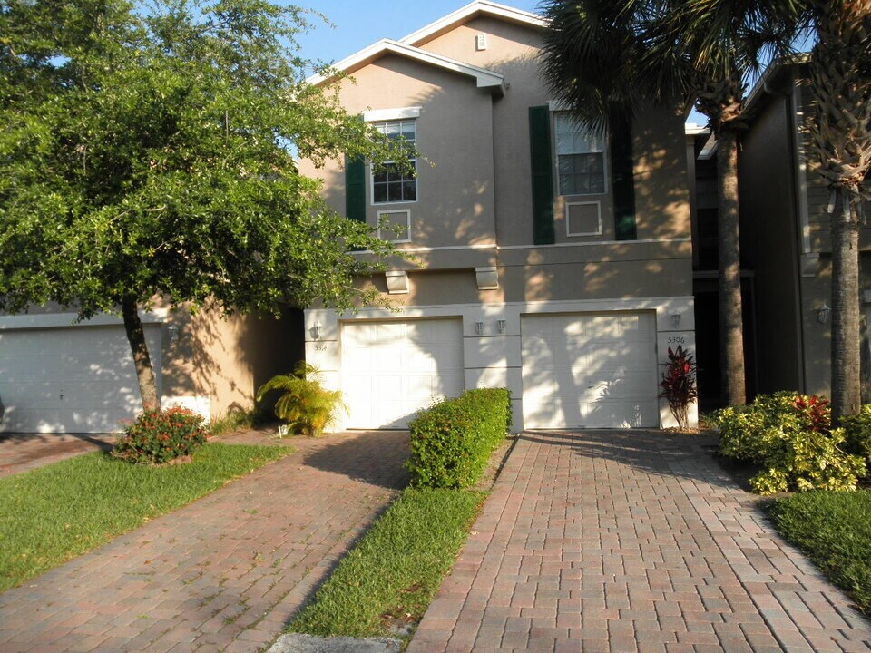 5314 White Oleander in West Palm Beach, FL - Building Photo