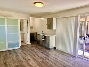 302 S Kenton Ave, Unit B in National City, CA - Foto de edificio - Building Photo