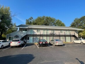 Guilford Place Apartments. in Greensboro, NC - Building Photo - Building Photo