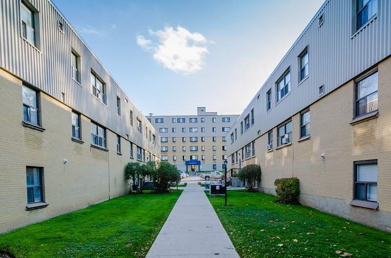 Grand Avenue Apartments in London, ON - Building Photo