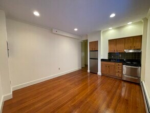 488 Centre St, Unit 1 in Newton, MA - Foto de edificio - Building Photo
