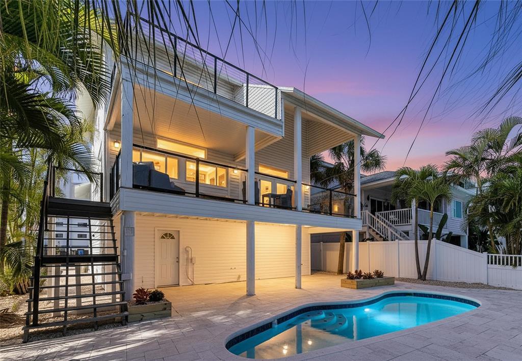 8485 Blind Pass Dr in Treasure Island, FL - Building Photo